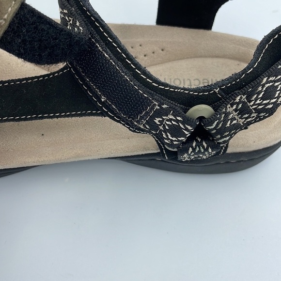 NWOT CLARKS AMANDA STEP SUEDE FLAT SANDALS SZ 9 Black Velcro Closures - Picture 10 of 13